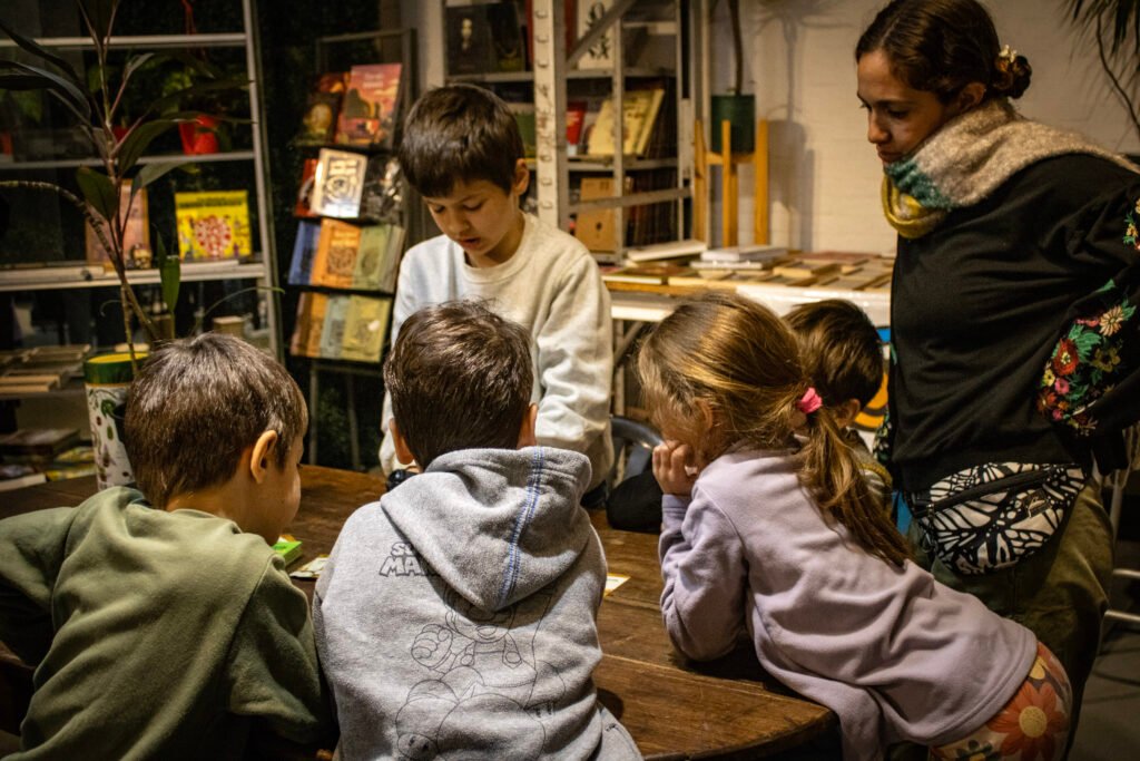 niños jugando con Tekun