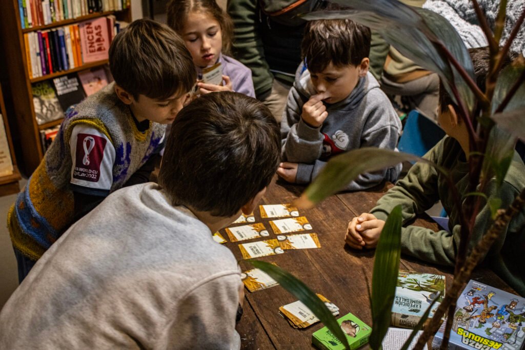 niños jugando con Tekun